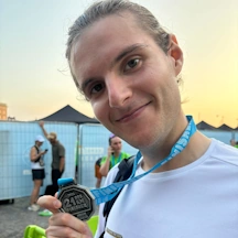 Me holding my finisher medal after the Stockholm half marathon